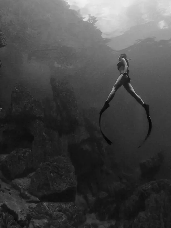 潛水拍照新姿勢，放下你的剪刀手，我們來這樣拍