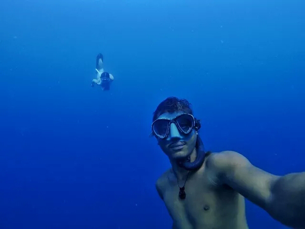 潛水拍照新姿勢，放下你的剪刀手，我們來這樣拍